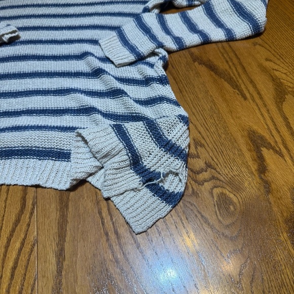 Vince Striped Blue and White Women's Sweater Size Small - Picture 4 of 5